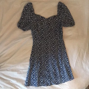 Helt ny blå blommig klänning - Helt ny blå blommig klänning i storlek S. Superfin och har en dragkedja i bak. Går att ha både som vanligt eller off shoulder. ❤️