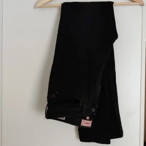 Svarta Only Jeans Paola - Svarta byxor som är Hugh waist Skinny. Storlek M/32. Designade för att inte vara helt svarta, på framsidan kring lår och knä är det lite lite ljusare. Säljer för jag inte gillar tighta byxor och de kommer inte till användning!