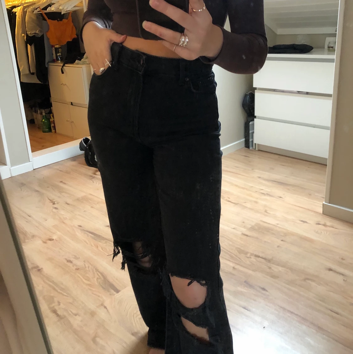 jeans från bershka med hål på knäna - 90