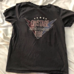 T-shirt - T-shirt från gina tricot. Storlek M men liten i storleken. Bjuder på frakten