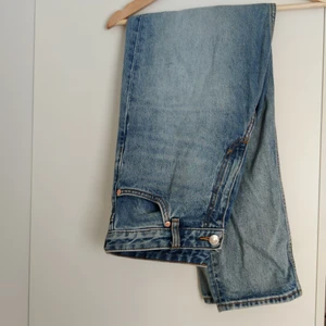 Taiki Monki Jeans - Ljusblå Taiki Jeans från Monki. High waist med balloon leg. Storlek 28. Inga fel alls på dem! Säljer för de inte kommer till användning. 