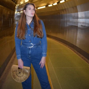 Byxdress - Byxdress i jeans från nakd i storlek 40 men känns som en 38. Den är ganska kort på mig som är 1.78m (som ni kan se på bilden).