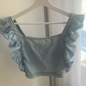 Blus linne - Säljer en jätte söt blå jeans färgad blus, linne från NA-KD är helt oanvänd köpte för 2 år sen frakt ingår inte!💛💛💛