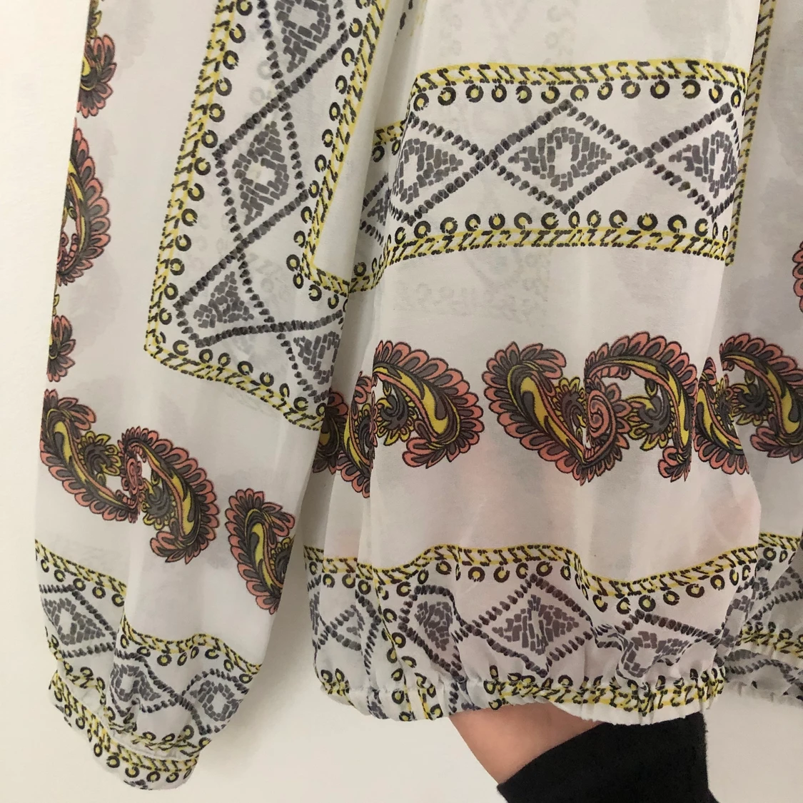 Genomskinlig blus i strlek M ifrån VILA - 91