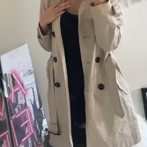 Esprit beige höst kappa storlek xs men passar som S. Knappt använd och är i nyskick.  Nypris 1.500kr, säljes för 250kr.  Finns i Södermalm, kan skickas. 0709281013 Mvh, Molly.