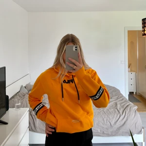 FILA hoodie  - Orange FILA hoodie med reflex på armar och rygg, FILA tryck på ryggen.🧡🔥