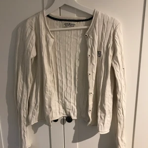 Vit kofta - En vit kofta som jag använt ett fåtal gånger, därav fint skick. Strl 158/164 men passar bra för S/M. Frakt tillkommer 💕