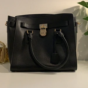 Äkta Michael Kors väska - Köptes på en resa i USA men har sedan dess aldrig använts 🥲 Alltså är den i oanvänt skick