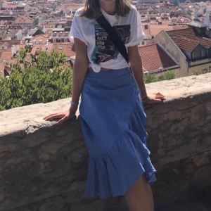 Blå omlottkjol - En jätte söt omlott kjol med söta knappar. Lite skrynklig pp bilderna då den inte använts mycket på senaste tyvärr, även därför jag säljer den🦋