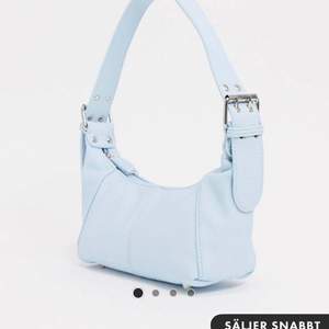 Säljer den här fina blåa väskan ifrån ASOS! Helt oanvänd 🤍