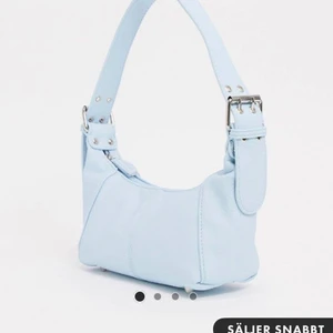 Väska  - Säljer den här fina blåa väskan ifrån ASOS! Helt oanvänd 🤍