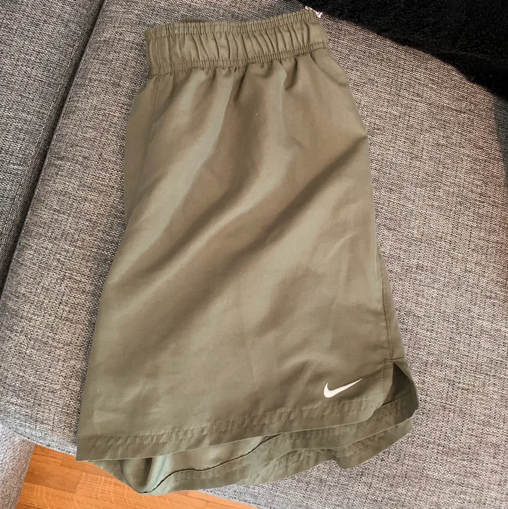 Säljer ett par militär gröna nike shorts, Fint skick🌹. Shorts.
