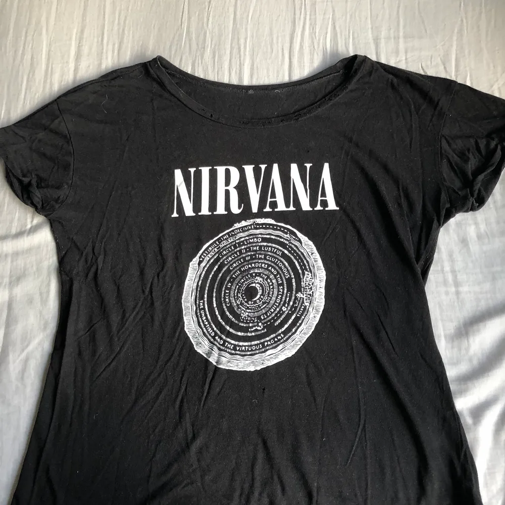 Väl använd Nirvana tröja i storlek S.. T-shirts.