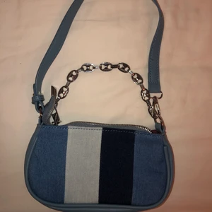 Randig handväska  - En supercool detalj till en outfit. Med två band, det långa kan man ta av💙