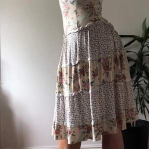 Hur härlig är inte denna klänning!!!🌼Klänningen är av ett lätt material så passar perfekt på sommaren. Den är också stretchig så passar många. olika mönster av blommor med spets detaljer. Frakten ingår i priset✨