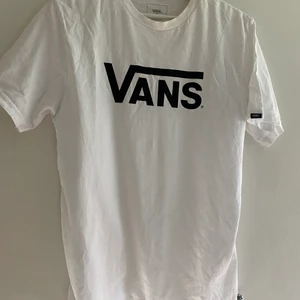 Vans  - Vans t-shirt. Bra skick då jag inte använt den så mycket. Storlek XL i barnstorlek vilket motsvarar ungefär S/M. Nypris: 300kr ca