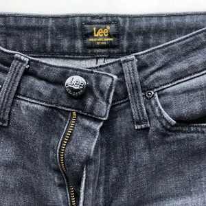 Lee jeans - Säljer dessa superfina jeans från Lee då de inte kommer till användning! De är i en fin mörkgrå färg och avklippta nedtill