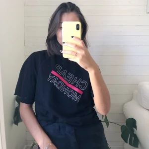 Cheap Monday t-shirt - Super snygg svart t-shirt med lite vidare ärmar! 🤍❤️‍🔥