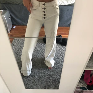 jeans från zara - Säljer dessa skitsnygga vida jeanses från Zara, de är långa på mig som är 173💛
