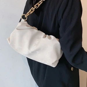 Beige mocka väska med guldkedja  - Säljer en helt oanvänd beige väska i nyskick. Får plats med allt man behöver och ordentlig i materialet ❤️               Börja buda i kommentarerna 