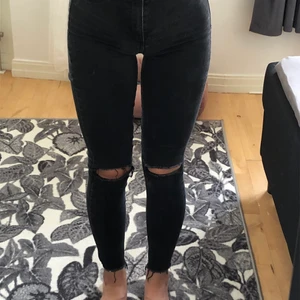 Byxor Zara - Figur sydda jeans från Zara, orroligt snygga på och är tajta från midjan och ända ner!❤️ hanken på högra sidan har lossnat men det syns inte så värst.  