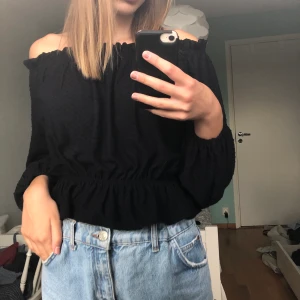Svart offshoulder topp - en tröja jag använt en gång och är i väldigt bra skick✨ säljer för att den inte är min stil, i storlek M men är väldigt stretchig så passar andra storlekar också✨ köpare står för frakt