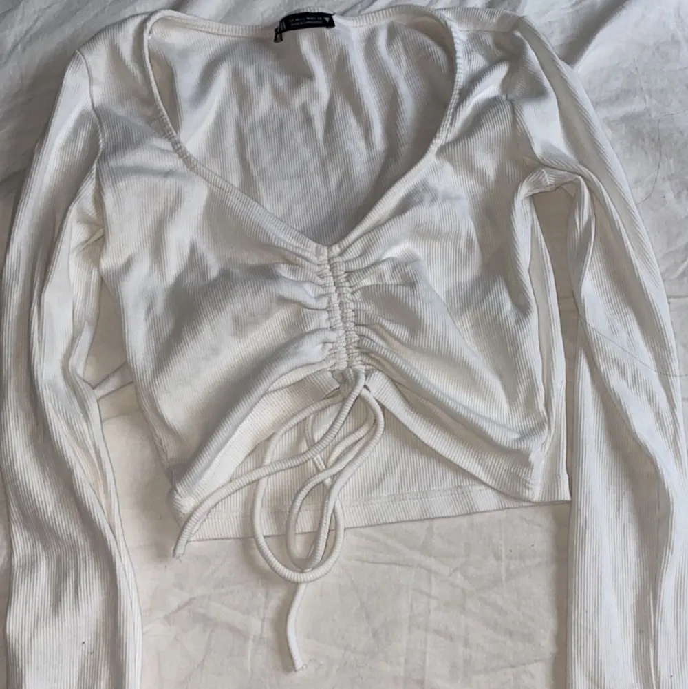 Super snygg vit långärmad tröja med snörning framåt från Zara i stl M💗. Toppar.