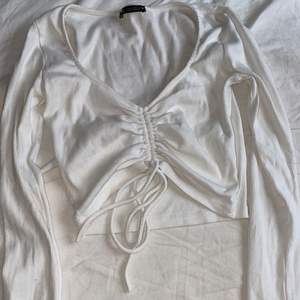 Super snygg vit långärmad tröja med snörning framåt från Zara i stl M💗