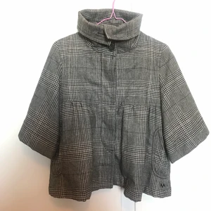 Burberry jacka - Av märket Thomas burberry som fanns på 00talet och riktade sig till ungdomar som var ett undermärke av burberry