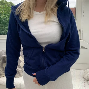 zip-up hoodie - blå zip-up hoodie köpt på cubus. storlek s i fint skick