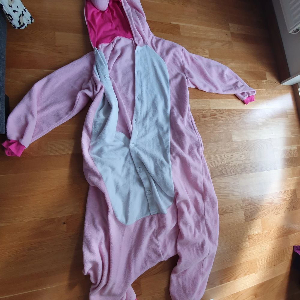 Super cozy and funny unicorn onesie. The hood has a unicorn face + horn, and there's a pink fluffy tail in the back! 💕🦄 Best suited for 160 - 170 cm height.. Huvtröjor & Träningströjor.