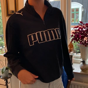 Tjocktröja från PUMA - En skitsnygg tjocktröja från PUMA! Perfekt nu till hösten att ha till vardags, jätteskön och snygg. Säljer tyvärr för jag behöver pengar ;( 
