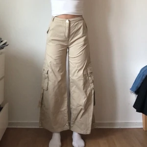 Beige Cargo pants strl M - Mycket fickor innebär mycket förvaring! Knappt använda. 