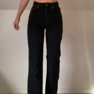 Väldigt fina, svarta jeans med rak passform. De är i storlek 34 och säljer för att de är försmå för mig. Aldrig använt byxorna, endast provade alltså är de som nya! 🤩 Säljer för 200kr + frakt, (jag står ej för frakten). Skriv för fler bilder🌸