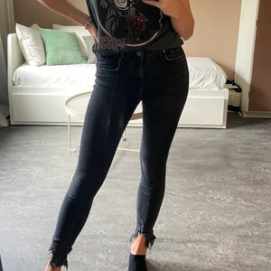 Mörka jeans  - Mörka jeans som har en ”trasig” effekt på benerna. Jättebra för hösten. 