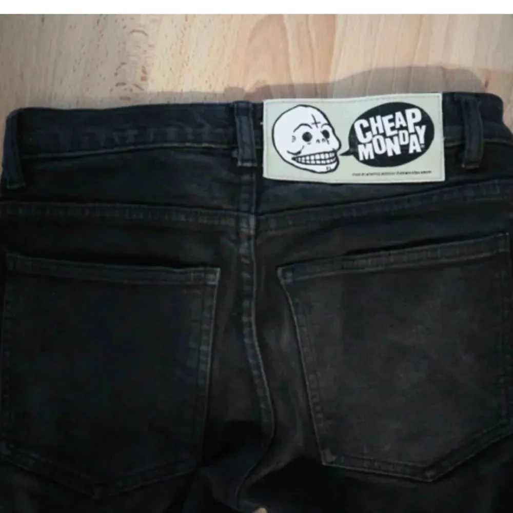 Cheap monday jeans med hål över låren. Mycket välanvända men säljer då de blivit för små . Jeans & Byxor.