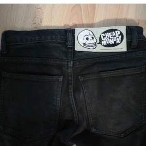 Cheap monday jeans med hål över låren. Mycket välanvända men säljer då de blivit för små 