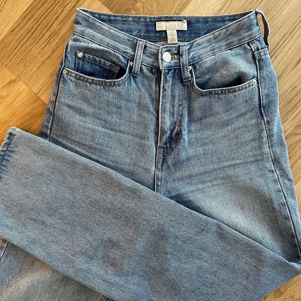 Jeans inköpta från H&M. Rak passform. Tajta i rumpan och raka i benen. Mycket omtyckta men Säljer pga för små. Köpta för ca 500, säljer för 170 inklusive frakt. Storlek 32! Pris kan diskuteras. . Jeans & Byxor.