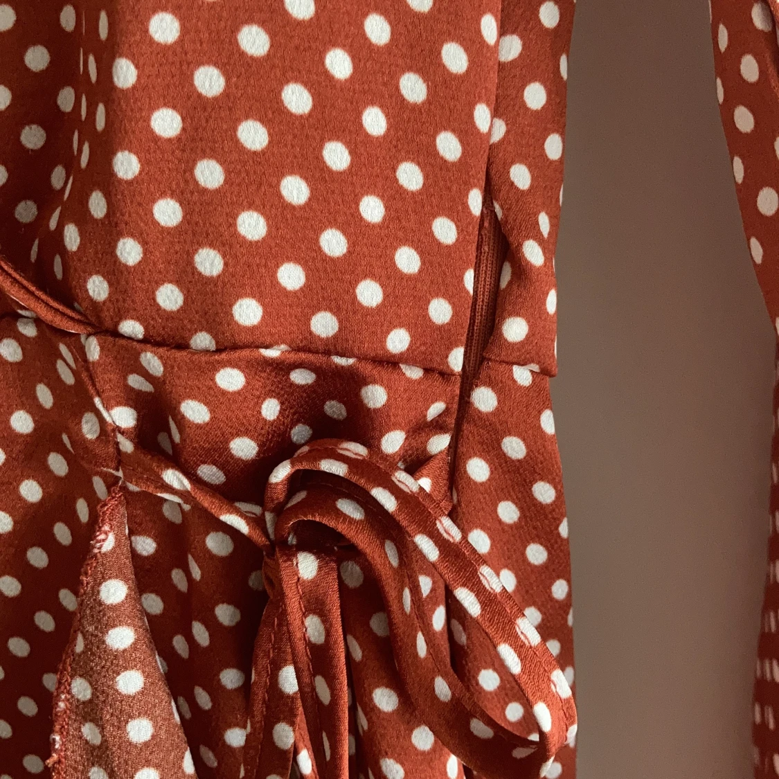 Prickig sidenklänning från Parisian  - 90