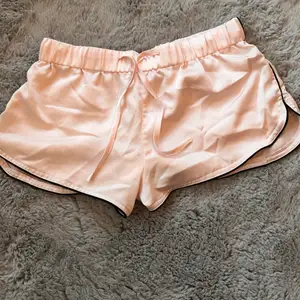 Jag säljer dessa fina rosa silkes shortsen som jag endast används 2 ggr och tyvärr är för små för mig🌸🌸 Jätte skönt och luftigt material och är i mycket gått skick⚡️⚡️ Dessa kostar 60kr+ 45 kr frakt🌺🌺🌺