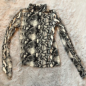 Ormskinn  - Säljer denna coola ormmönsrade tröja. Använd ett par ggr men säljer nu eftersom den inte passar🌸🌸 Tröjan är i xs. Köparen står för frakten. Tröjan kostar 50kr+ 45 kr frakt🌺🌺🌺