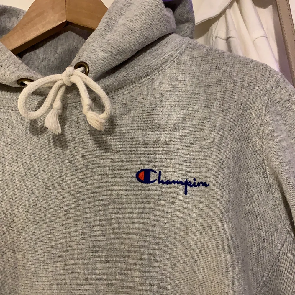 Säljer min använda Champion hoodie, använd rätt mycket men inga fläckar och inte nopprig. Ganska tjockt tyg så den är varm. Passar s❤️. Hoodies.