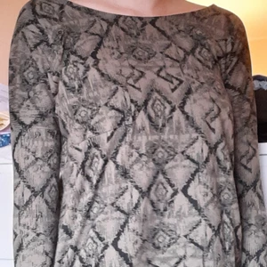 Grön tröja - Skön blus/tröja som är grön men blek mörk typ. Skulle passa på XS-S och har liten ficka vid ena bröstet. 