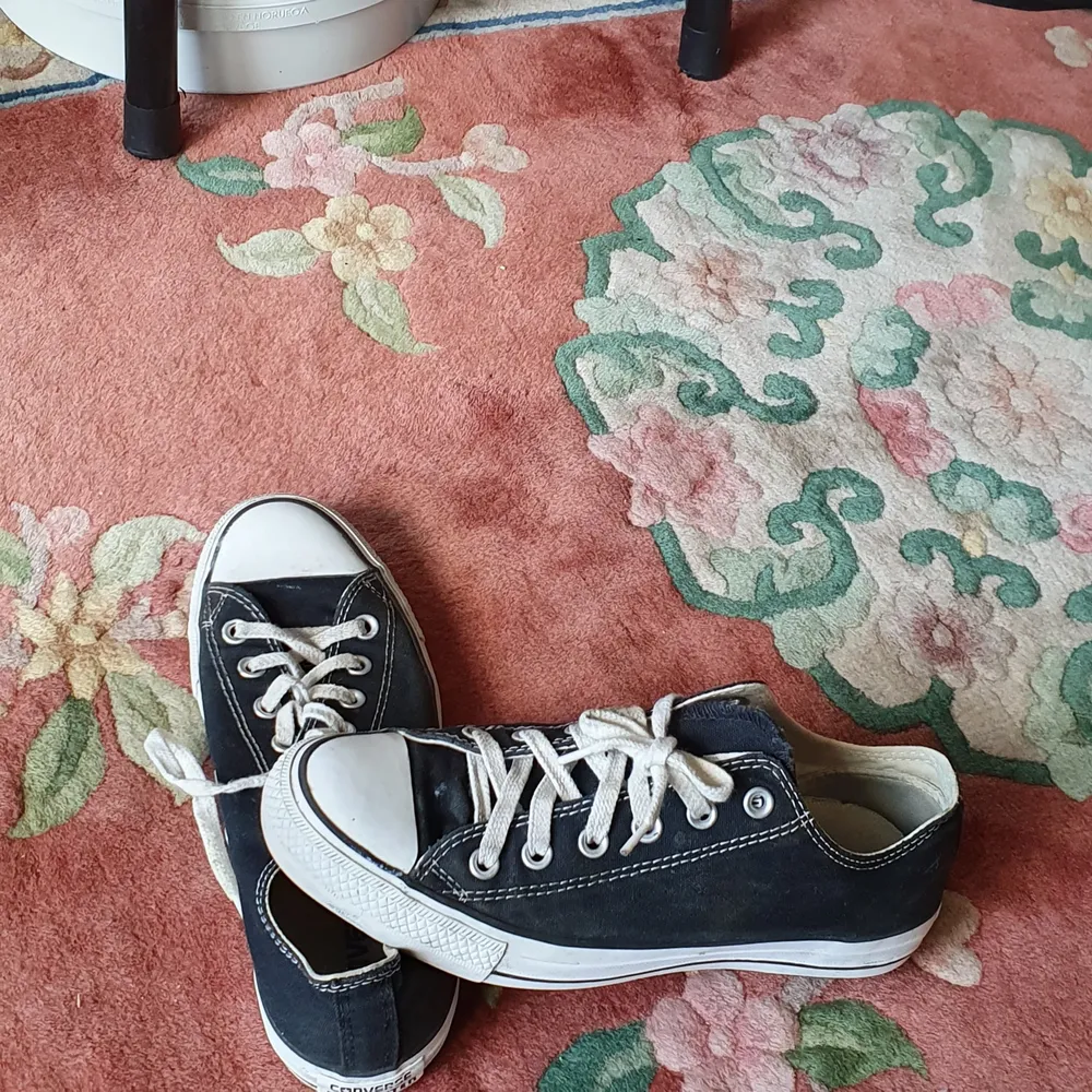 Säljer min åkta low converse som är I mycket bra skick och passar 39_ 40 och matcherar med allt. Skorna är användade några ganger men har ingen fläckor.Finns fler bilder och bud I kommenterna . Skor.