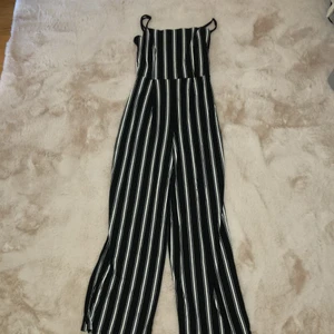 Byxdress - En byxdress ifrån bershka i storlek XS. Sälj för 150 kr. Använts ett fåtal gånger. 