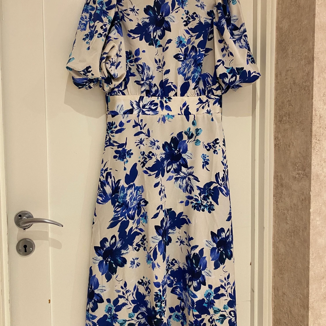 Gullig blommigklänning 