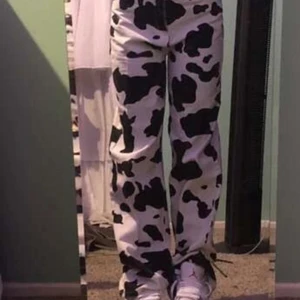 Cow print jeans - Ko mönster jätte fina och helt ny köpta från shein men inte så nöjd över hur dom passar i fram, passar någon med mer kurvor eller som gillar en ovesized look.                (Köpta för 278 inklusive frakt) säljer för 200 (inklusive frakt)