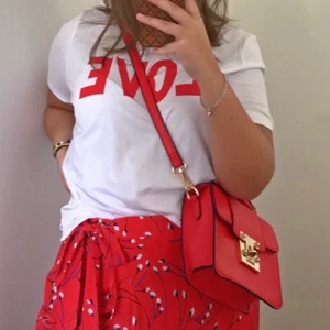 Väska  - Pangröd väska från Kappahl(tror jag), som hjälper en tråkig outfit på traven! Endast använd ett fåtal gånger. Köparen står för frakt, spårbar frakt 66kr! ❤️❤️