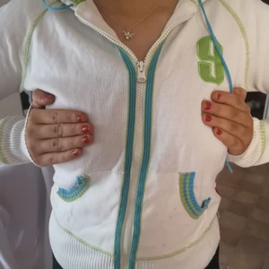 Hoodie - intressekoll på denna super fina tröjan min mamma hade när jag var liten. Om jag får ett bra bud så säljer jag🙂 buda i privat meddelande. Hoodie är i ett mer stickat material och är i storlek S. Sydd vid ena fickan men det är inget man tänker på 