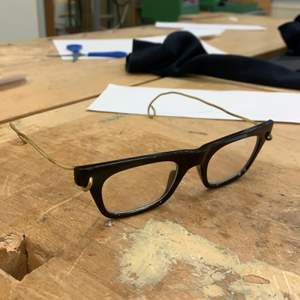 En av de Sveriges kändaste träslöjdslärare gav ut ett par glasögon av hans dyraste samling.                               Budning gäller 